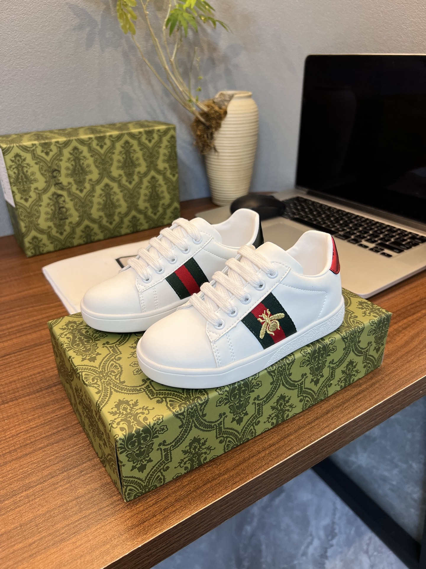 Children's shoes child